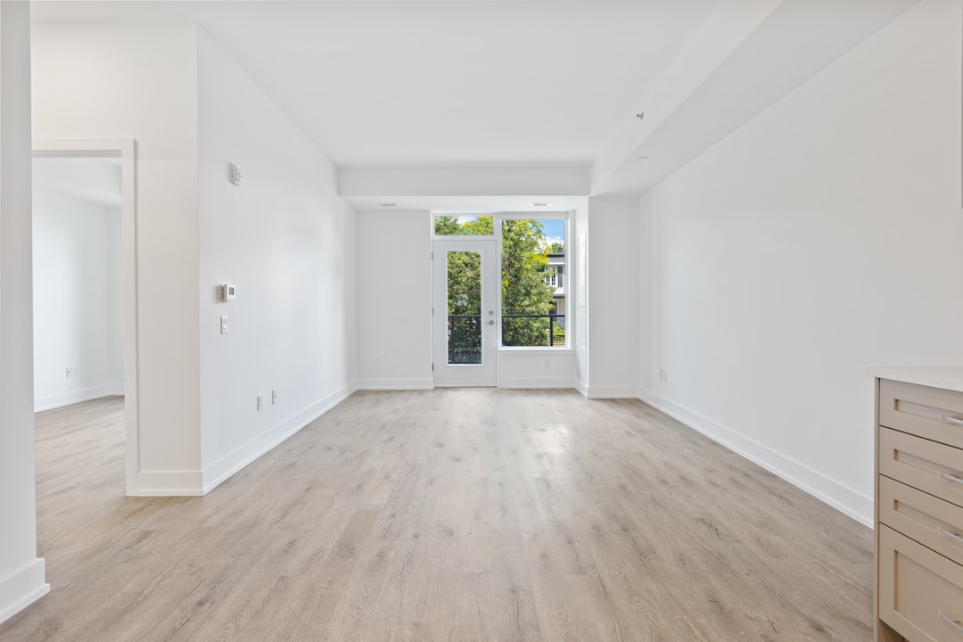 Estate agent explaining an empty no-chain property to prospective buyers