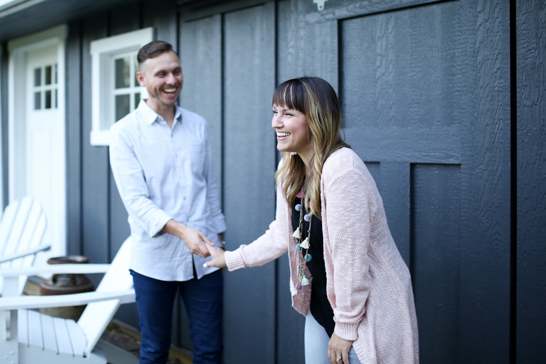 Estate agent explaining the property chain to buyers to anticipate conveyancing delays