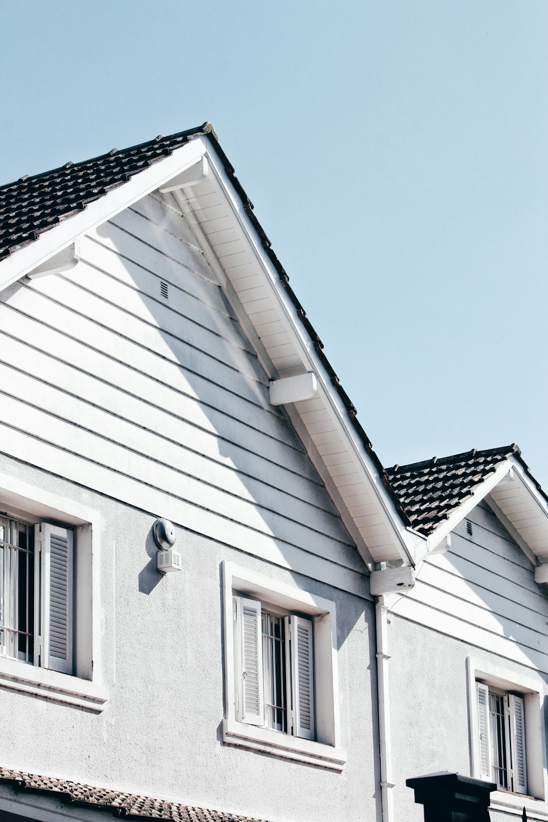 Buyer asking an estate agent about boundary disputes and known property issues